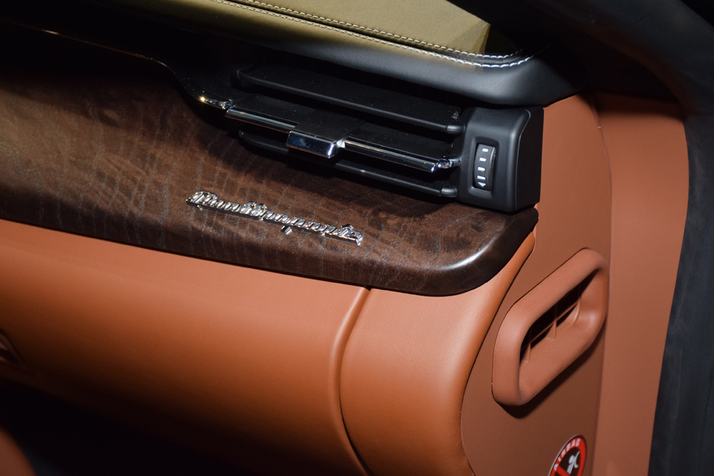 「グランルッソ」の内装には高級なウッド素材を潤沢に使用している