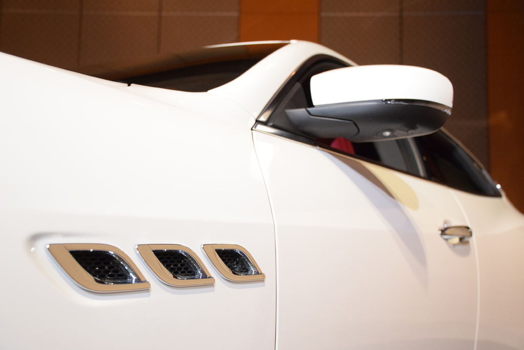 側面のエアアウトレットやドアミラー下部のマットブラックのカラーリングも刷新