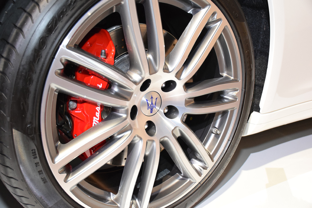 「グランスポーツ」に装着された２０インチのウラーノホイール。レッドのブレーキキャリパーと、ホイールキャップの青いトライデント（マセラティのエンブレム）がアクセントに！