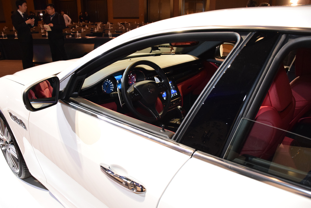 真っ白のボディに赤いインテリアが映える