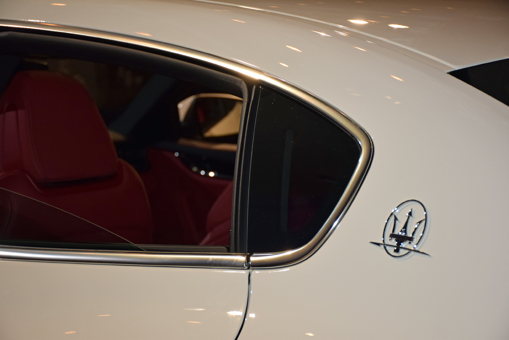 Ｃピラーに施されたトライデント（マセラティのエンブレム）のマーク