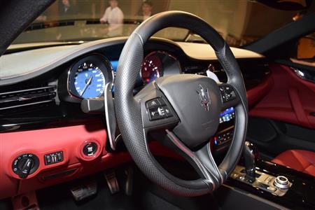 「グランスポーツ」の鮮やかなインテリア。アルミ製のシフトパドルを備えたスポーツステアリングホイール