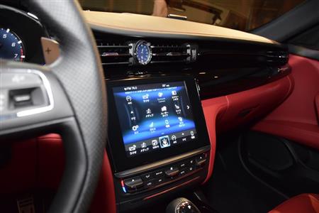 「グランスポーツ」の内装。８．４インチディスプレイと、マセラティの象徴の一つ、青い文字盤の楕円形クロック