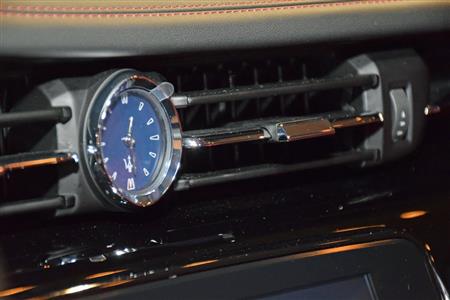 マセラティといえば、この青い文字盤を持つ楕円形のクロック