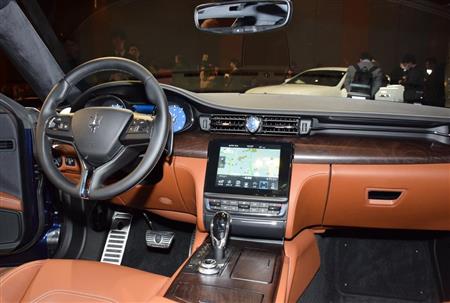 「グランルッソ」のインテリア。ダッシュボードには８．４インチの高解像度ディスプレイを設置している