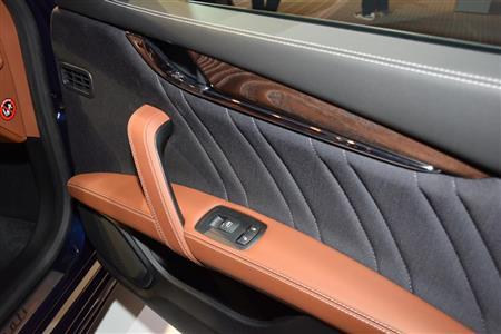 「グランルッソ」のドアトリム。オリジナルのシルク素材を使用している