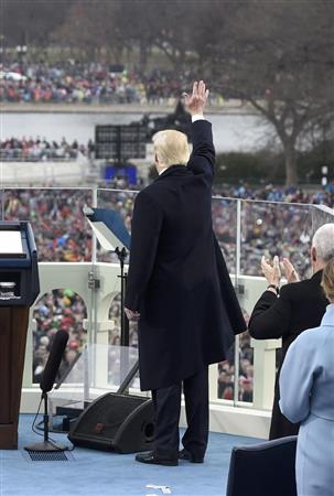 就任演説後に手を振るトランプ米大統領＝２０日、ワシントン（ロイター）