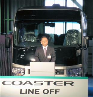 新型「コースター」出荷の記念式典であいさつする、トヨタ自動車の豊田章男社長＝２３日、岐阜県各務原市