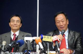 シャープの戴正呉社長（左）と並んで内外メディアと会見する鴻海精密工業の郭台銘会長＝２２日、台北市（田中靖人撮影）