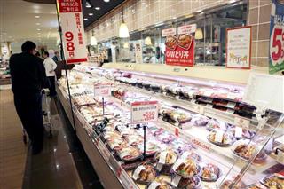 都内のスーパーの総菜売り場＝２０１６年１２月８日