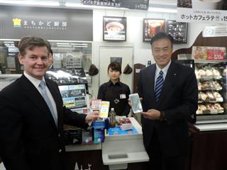 ローソンの玉塚元一会長（右）と●蟻金融服務集団（アント・ファイナンシャル）のドウグラス・フィーギン上級副総裁国際事業管掌＝２３日、東京都品川区●＝虫へんに馬