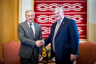 チリのヘラルド・ムニョス外相（左）＝１７日、サンティアゴ（ロイター）