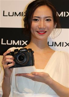 パナソニックが発売するデジタルカメラの新製品「GH5」=25日、東京都千代田区(宇野貴文撮影) パナソニックが発売するデジタルカメラの新製品「GH5」=25日、東京都千代田区(宇野貴文撮影)