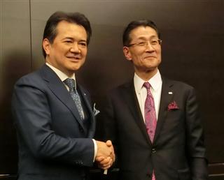 美容室向け化粧品の開発・販売で業務提携したコーセーの小林一俊社長（左）とミルボンの佐藤龍二社長＝２５日、東京都千代田区（井田通人撮影）