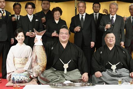 横綱に昇進し、タイを手に記念写真に納まる稀勢の里（前列中央）と田子ノ浦親方夫妻＝２５日午前、東京都内のホテル