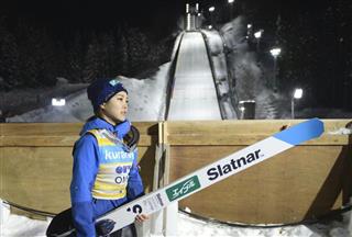 個人通算５０勝目を逃し引き揚げる高梨沙羅＝２１日、山形市クラレ蔵王シャンツェ