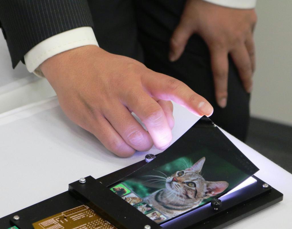 ジャパンディスプレイが開発したシート状液晶ディスプレー技術＝２５日、東京都港区