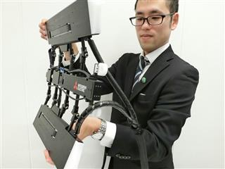 三菱電機が発電機用に開発した薄型点検ロボット 三菱電機が発電機用に開発した薄型点検ロボット