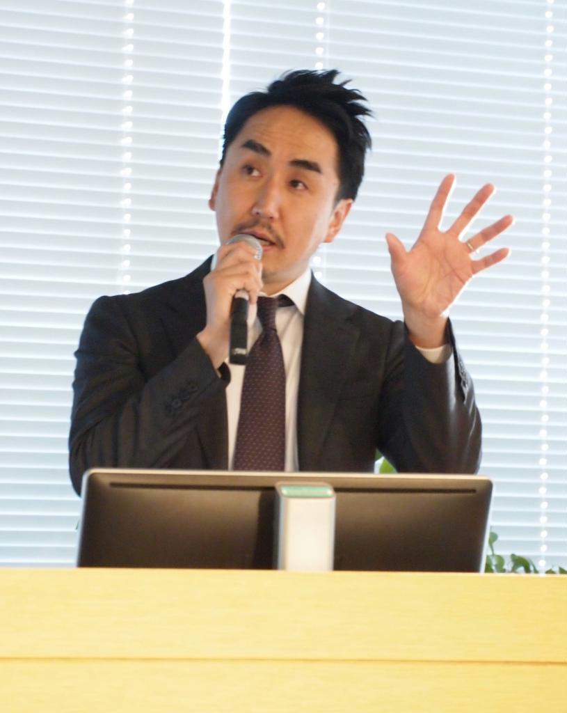 上場後初の通期決算を発表するＬＩＮＥの出沢剛社長＝２５日、東京都渋谷区