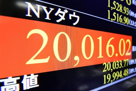 ２万ドルの大台を突破したニューヨークダウ平均を示すモニター＝２５日夜、東京・東新橋