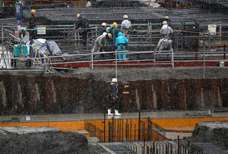 政府は公共工事の平準化で、建設業界の人手不足への対応や働き方改革を進める＝東京都内（ロイター）