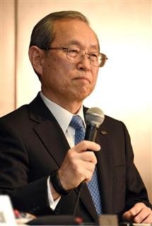 記者会見する東芝の綱川智社長=27日午後、東京・芝浦の東芝本社(酒巻俊介撮影) 記者会見する東芝の綱川智社長=27日午後、東京・芝浦の東芝本社(酒巻俊介撮影)