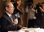 記者会見する東芝の綱川智社長＝２７日午後、東京・芝浦の東芝本社（酒巻俊介撮影）