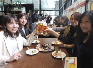 プレミアムフライデーに向けて、サントリービールが行った事前デモンストレーション＝２７日、東京都千代田区（黄金崎元撮影）