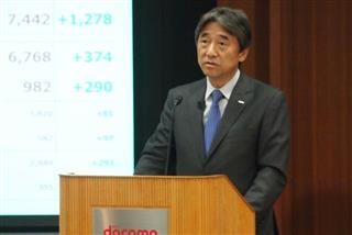 ２０１６年４～１２月期決算を発表するＮＴＴドコモの吉沢和弘社長＝２７日午後、東京都千代田区