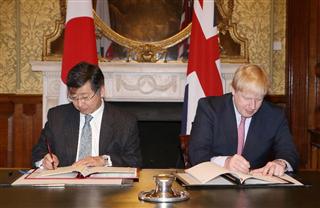 日英の物品役務相互提供協定に署名する鶴岡公二駐英大使（左）とジョンソン英外相＝２６日、ロンドン（英外務省提供・共同）