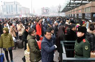 26日、春節を前に帰省客で混雑する北京駅(西見由章撮影) 26日、春節を前に帰省客で混雑する北京駅(西見由章撮影)