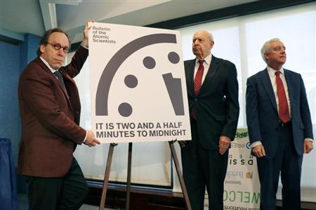 「終末時計」が残り２分３０秒と発表する米誌「ブレティン・オブ・ジ・アトミック・サイエンティスツ」の判定委員ら＝２６日、ワシントン（共同）
