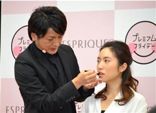 コーセーはプレミアムフライデーに合わせ、人気のメークが体験できるイベントを開催した＝２７日、東京都中央区