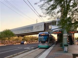 「バレーメトロ」は空港行きの「スカイトレイン」と接続している