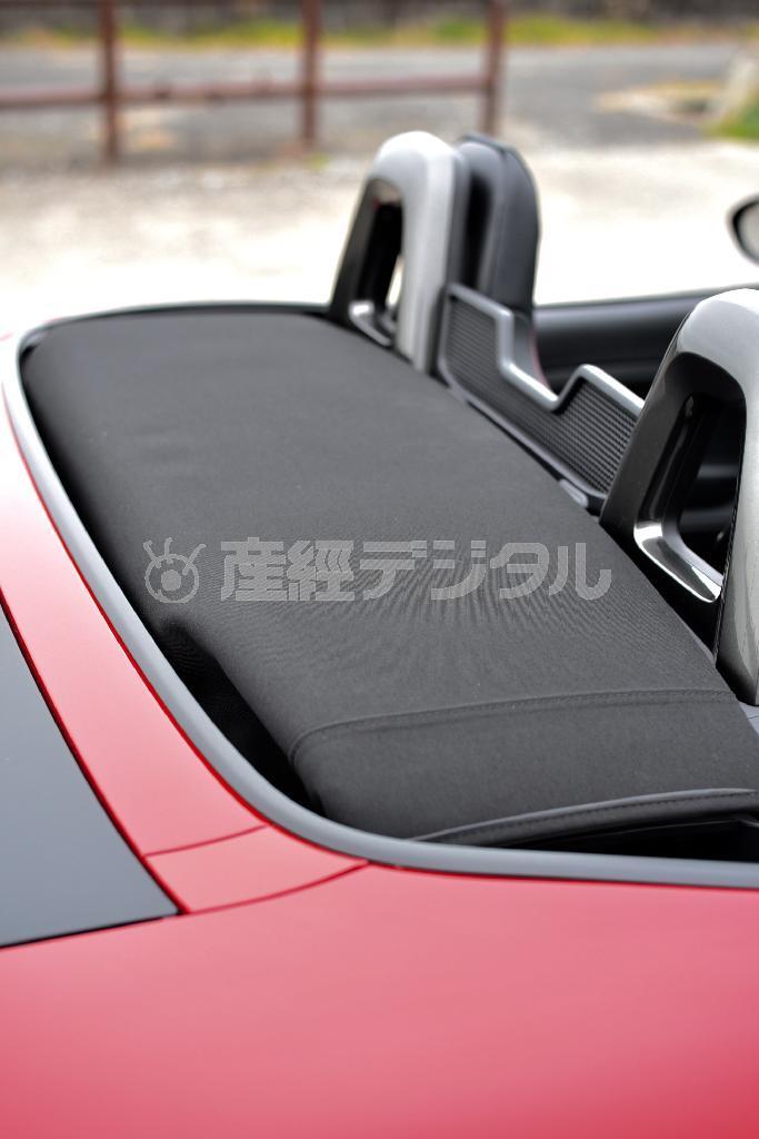 たたまれた幌はコンパクトに収納。変な出っ張りもなく、オープン時のシルエットを美しく見せてくれる。アバルト・１２４スパイダー