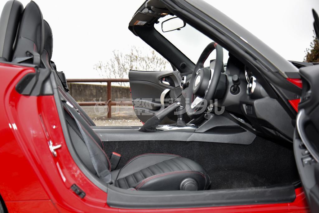 低い着座位置、迫るフロントガラス。でも乗り込んでしまうとさほど窮屈とは感じない。アバルト・１２４スパイダー