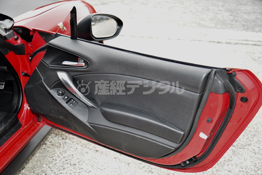 このあたりの仕上げはロードスターに準じる。サッシレスの長いドアはやっぱりカッコイイ。アバルト・１２４スパイダー