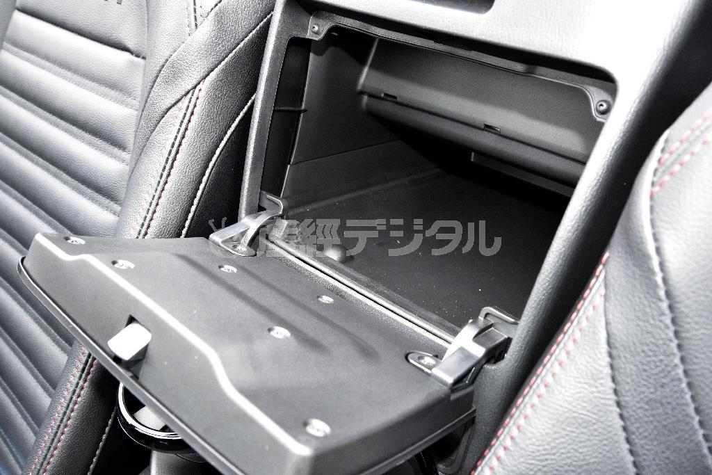 左右座席背もたれ間の小物入れ。アバルト・１２４スパイダー