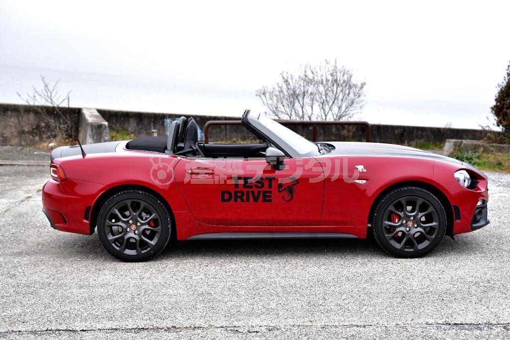 真横からの眺めでもロードスターとはだいぶ印象が異なる。アバルト・１２４スパイダー