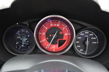 赤い回転計に嫌でも注目せざるを得ないカラーリング。アバルト・１２４スパイダー