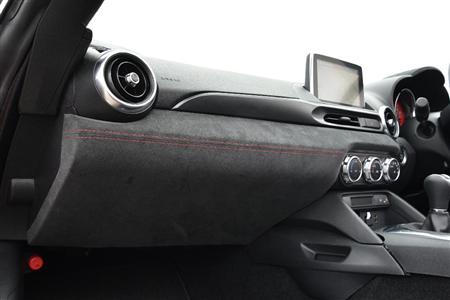 助手席側のダッシュボードは結構な面積のアルカンターラ張り。グッとプレミアムな雰囲気に。アバルト・１２４スパイダー