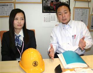 金太郎ホームの佐々木数修都社長（右）と岡沢藍さん＝千葉市花見川区