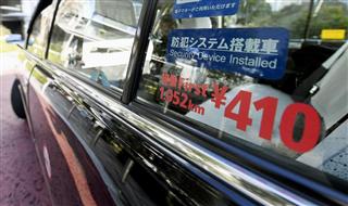 タクシーに貼られた初乗り運賃410円の表示=30日午前、東京都内 タクシーに貼られた初乗り運賃410円の表示=30日午前、東京都内