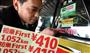 初乗り運賃４１０円であることを告知するシールを車両に貼る乗務員＝２９日、東京都北区（川口良介撮影）