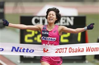 大阪国際女子マラソンで優勝した重友梨佐＝２９日、大阪市のヤンマースタジアム長居