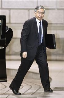 金融政策決定会合のため、日銀本店に入る黒田総裁=31日午前 金融政策決定会合のため、日銀本店に入る黒田総裁=31日午前