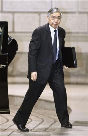 金融政策決定会合のため、日銀本店に入る黒田総裁＝３１日午前