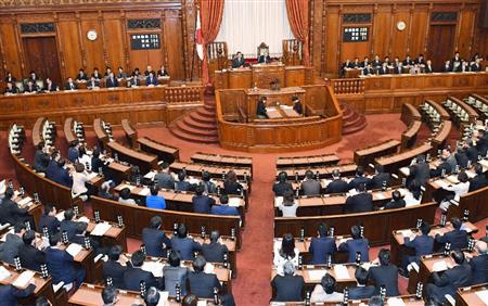 ２０１６年度第３次補正予算を可決・成立した参院本会議＝１月３１日午後