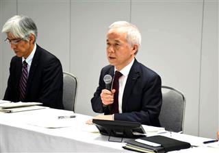 決算会見を行う東電ＨＤの広瀬直己社長（右）＝３１日、東京都千代田区
