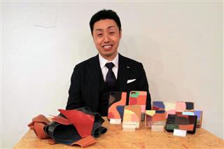 廃棄革を生かす革小物ブランド「リボナリー」の商品とヒロコーポレーションの向山孝弘社長